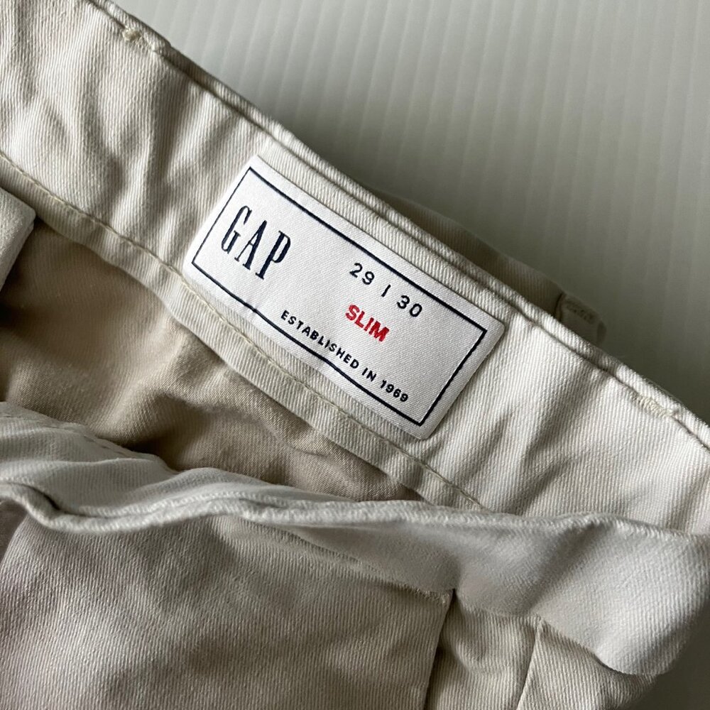 GAP Slim Fit Flat Front Modern Khakis - Sandstone - 29 Waist